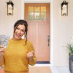 donna che esulta con soldi e porta di ingresso