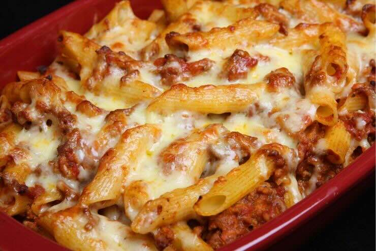 Pasta gratinata al forno con carne e formaggio fuso