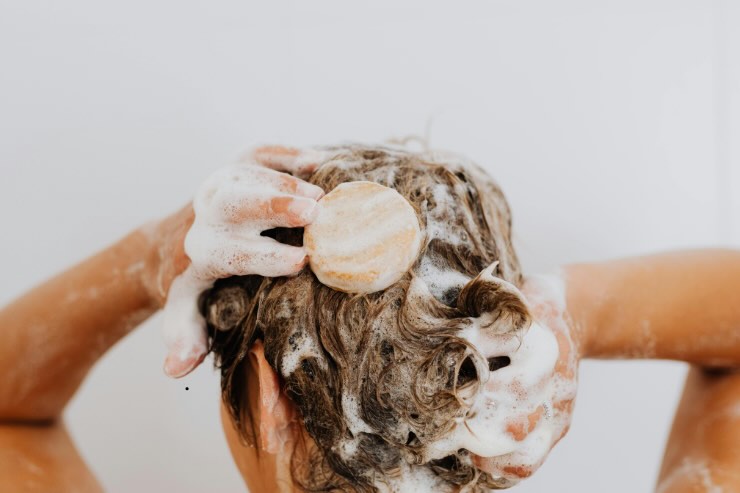 fare shampo in doccia con sapone solido