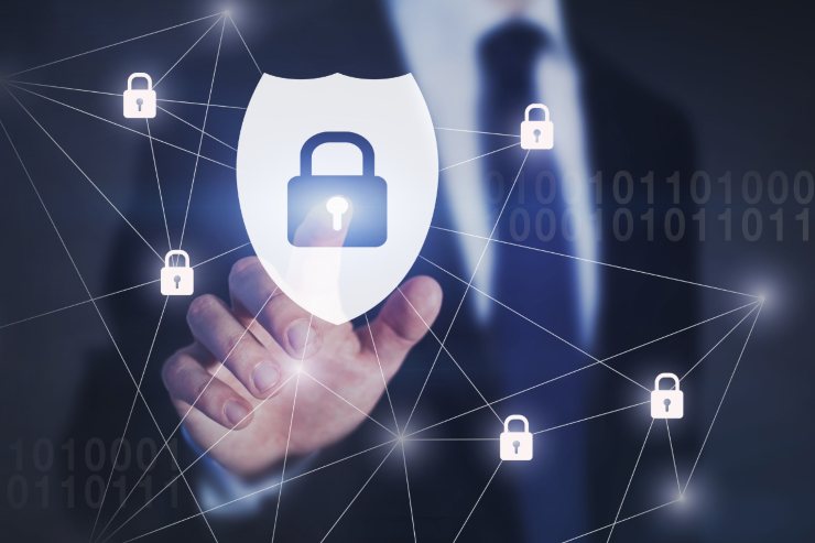 simbolo sicurezza informatica con uomo sullo sfondo in completo