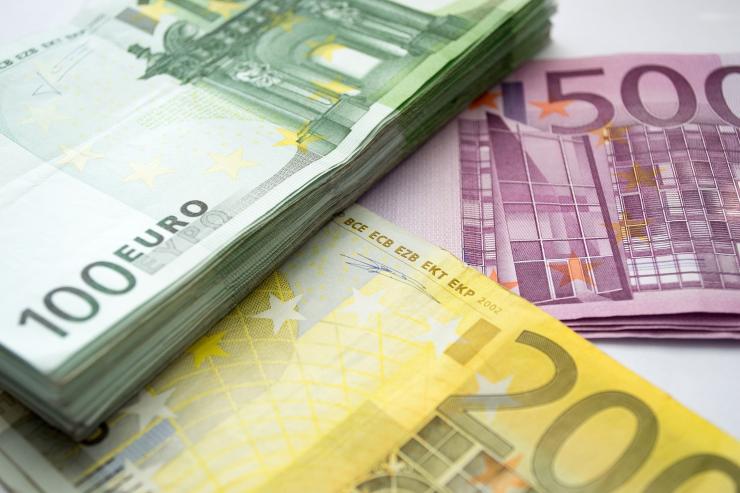 mazzette di banconote da 100 200 e 500 euro