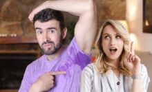 donna con un'idea e uomo che mostra la macchia di sudore sotto la maglia