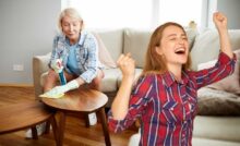 donna che rimuove polvere e un'altra che esulta